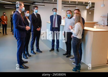 (De L à C) Premier ministre Alexander de Croo, ministre de la coopération au développement Meryame Kitir, secrétaire d'État à la politique scientifique Thomas Dermine et le PDG d'Exothera Thibault Jonckheere, photographiés lors d'une visite au fabricant de vecteurs viraux d'Exothera, affilié à Univercells, lundi 07 février 2022 à Jumet. Les vecteurs viraux sont utilisés par les sociétés de thérapie génique et de vaccins. BELGA PHOTO POOL STEPHANIE LECOCQ Banque D'Images