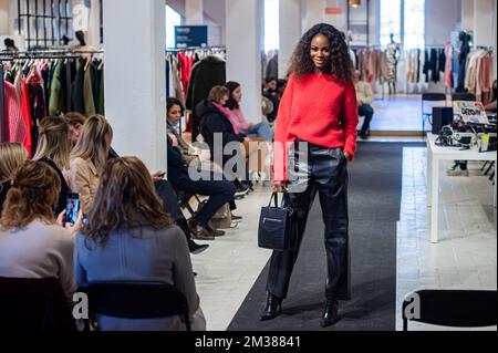 Un modèle de mode est vu lors d'un défilé de la 'Antwerp Fashion week' à Anvers, le lundi 07 février 2022. BELGA PHOTO JONAS ROOSENS Banque D'Images