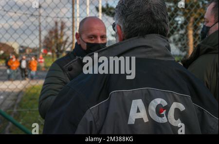 L'illustration montre les travailleurs AGC en dehors de l'usine de production AGC à Fleurus, mercredi 09 février 2022. Lors d'un comité d'entreprise extraordinaire, le groupe AGC a annoncé son intention de fermer son site de Fleurus à la fin de 2023. 187 travailleurs sont concernés, dont 145 travailleurs et 42 employés. BELGA PHOTO VIRGINIE LEFOUR Banque D'Images
