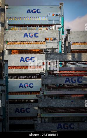 L'illustration montre l'usine de production AGC à Fleurus, mercredi 09 février 2022. Lors d'un comité d'entreprise extraordinaire, le groupe AGC a annoncé son intention de fermer son site de Fleurus à la fin de 2023. 187 travailleurs sont concernés, dont 145 travailleurs et 42 employés. BELGA PHOTO VIRGINIE LEFOUR Banque D'Images