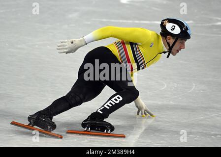 Stijn Desmet, patineuse belge à courte piste, photographiée en action lors des épreuves masculines Shorttrack 500m aux Jeux Olympiques d'hiver de Beijing 2022 à Beijing, en Chine, le vendredi 11 février 2022. Les Jeux olympiques d'hiver se tiendront du 4 au 20 février 2022. BELGA PHOTO LAURIE DIEFFEMBACQ Banque D'Images