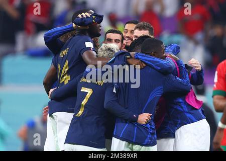 Al Chaur, Qatar. 14th décembre 2022. Football, coupe du monde 2022 au Qatar, France - Maroc, demi-finale, les joueurs français applaudissent après le match. Crédit : Tom Weller/dpa/Alay Live News Banque D'Images