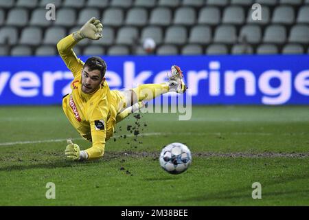 Le gardien de but de Lommel, Jari de Busser, photographié en action lors d'un match de football entre Lommel SK et Royal Excelsior Virton, dimanche 13 février 2022 à Lommel, le jour 20 de la deuxième division de la « Ligue Pro 1B » du championnat de football belge. BELGA PHOTO JOHAN EYCKENS Banque D'Images