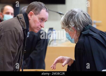 L'accusé Karel B. et l'avocat Alex Vanbets (R) photographiés lors de la constitution du jury pour le procès assizes de Karel B., devant le tribunal d'assises de Limbourg à Tongeren, le mardi 15 février 2022. Dix mois après la mort de sa femme Annick Haesevoets, Karel B. finit en prison sur 7 février 2017. Ce n'est qu'alors qu'il est devenu clair pourquoi la femme est décédée en avril 2016. Un pot de tiramisu qu'elle avait mangé s'est avéré contenir de grandes doses de restes de médicaments, y compris des somnifères. L'homme nie avec véhémence son implication. Depuis février 2018, il a été autorisé à rentrer chez lui avec un bracel de cheville Banque D'Images