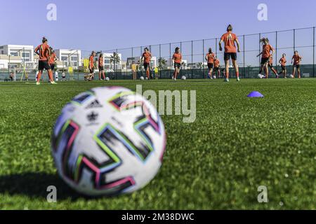 L'illustration montre une session d'entraînement au cours d'un camp d'entraînement d'hiver de l'équipe nationale féminine de football belge les flammes rouges, vendredi 18 février 2022 à San Pedro Del Pinatar, Espagne. Les Flames jouent à la coupe Pinatar (16-22/2) en préparation de l'EURO 2022 féminin de l'UEFA en juillet. BELGA PHOTO STIJN AUDOOREN Banque D'Images