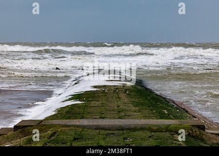 L'illustration montre les vagues qui se déferlent au-dessus du brise-lames (golfeur-brise-Lames) sur la plage de la ville côtière de Nieuwpoort, alors que les vents violents de la tempête Franklin ont frappé la côte belge, lundi 21 février 2022. Storm Franklin est la troisième tempête à frapper notre région en quelques jours. L'Institut Royal météorologique belge KMI - IRM a émis un code orange pour les vents violents, pour lundi après-midi photo BELGA KURT DESPLENTER Banque D'Images