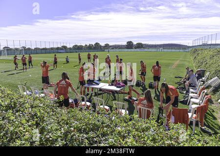 L'illustration montre une session d'entraînement au cours d'un camp d'entraînement d'hiver de l'équipe nationale féminine de football belge les flammes rouges, lundi 21 février 2022 à San Pedro Del Pinatar, Espagne. Les Flames jouent à la coupe Pinatar (16-22/2) en préparation de l'EURO 2022 féminin de l'UEFA en juillet. BELGA PHOTO STIJN AUDOOREN Banque D'Images