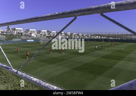 L'illustration montre une session d'entraînement au cours d'un camp d'entraînement d'hiver de l'équipe nationale féminine de football belge les flammes rouges, lundi 21 février 2022 à San Pedro Del Pinatar, Espagne. Les Flames jouent à la coupe Pinatar (16-22/2) en préparation de l'EURO 2022 féminin de l'UEFA en juillet. BELGA PHOTO STIJN AUDOOREN Banque D'Images