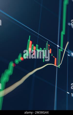 Image verticale du graphique du marché boursier de crypto avec graphique et indicateur technique des prix, chandelier vert s'étant mélangé avec quelques chutes rouges, aidant à faire l'analyse de la tendance à la hausse et à la baisse Banque D'Images