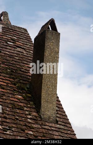 Cheminée sur un toit de maison historique avec tuiles Banque D'Images