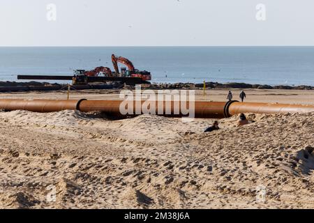 L'illustration montre une visite de presse pour des travaux sur la plage d'Ostende, samedi 26 février 2022. Cette semaine, l'agence pour les services maritimes et la côte (Agentschap voor Maritieme Dienstverlening en Kust) commencera par la première d'une série de nourritures printanières. Jusqu'aux vacances de Pâques, un dragueur de trémie à succion (TSHD - sleephopperzuiger) du port d'Ostende va presser environ 599 000 m³ de sable sur la plage. BELGA PHOTO KURT DESPLENTER Banque D'Images