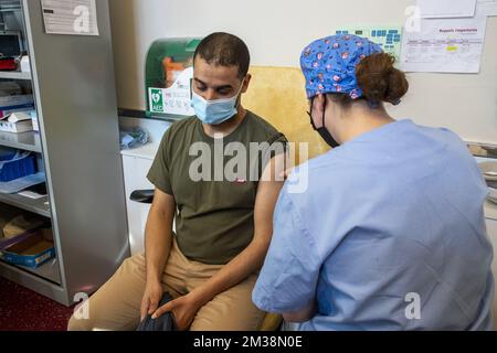 Une personne reçoit un vaccin Nuvaxovid vaccin au début de la vaccination par le vaccin Nuvaxovid, le jeudi 03 mars 2022, au centre de test et de vaccination de Pacheco. Le vaccin Nuvaxovid de Novavax est offert aux personnes à haut risque de réactions allergiques aux vaccins corona disponibles, ou aux personnes qui ont eu des effets secondaires après une première injection. Il s'agit d'un vaccin contre les protéines, qui fonctionne différemment des vaccins d'ARNm de Pfizer et Moderna. Cela le rend particulièrement adapté aux personnes présentant un risque accru de réactions allergiques aux composants de vaccins déjà utilisés contre Banque D'Images