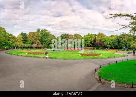 Dublin, Irlande - 16 septembre 2022 : vue sur le parc de St Stephen's Green, un parc public situé dans le centre de la ville. Banque D'Images