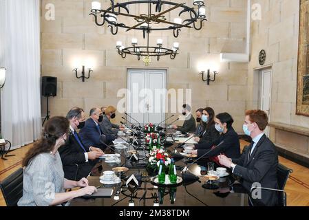 Zbigniew Rau, ministre des Affaires étrangères de Pologne, a photographié lors d'une réunion bilatérale à Varsovie, en Pologne, au sujet de l'urgence humanitaire avec les réfugiés ukrainiens qui s'est montante depuis l'invasion de l'Ukraine par la Russie, mardi 08 mars 2022. BELGA PHOTO POOL VLAD VANDERKELEN Banque D'Images