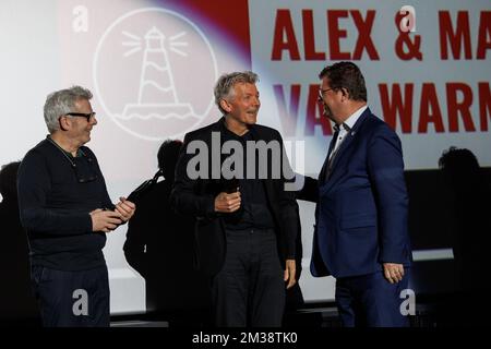 Le réalisateur néerlandais Alex van Warmerdam et son frère, le producteur Marc van Warmerdam et le maire d'Ostende Bart Tommelein photographiés lors de la cérémonie de remise du prix Lifetime Achievement aux réalisateurs Van Warmerdam, avant la première de leur film 'NR 10' au 'Festival du film d'Ostende' 14th, Festival du film à Ostende, mardi 08 mars 2022. BELGA PHOTO KURT DESPLENTER Banque D'Images