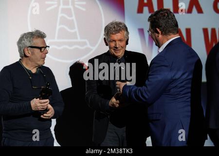 Le réalisateur néerlandais Alex van Warmerdam et son frère, le producteur Marc van Warmerdam et le maire d'Ostende Bart Tommelein photographiés lors de la cérémonie de remise du prix Lifetime Achievement aux réalisateurs Van Warmerdam, avant la première de leur film 'NR 10' au 'Festival du film d'Ostende' 14th, Festival du film à Ostende, mardi 08 mars 2022. BELGA PHOTO KURT DESPLENTER Banque D'Images