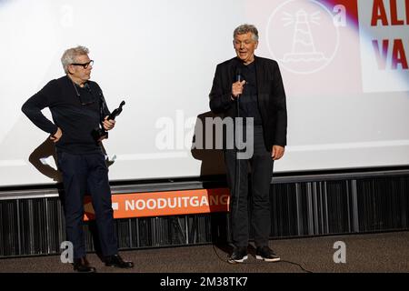 Le réalisateur néerlandais Alex van Warmerdam et son frère, le producteur Marc van Warmerdam photographiés lors de la cérémonie de remise du prix Lifetime Achievement à l'intention des réalisateurs Van Warmerdam, avant la première de leur film 'NR 10' au 'Festival du film Oostende' 14th, festival du film à Ostende, Mardi 08 mars 2022. BELGA PHOTO KURT DESPLENTER Banque D'Images