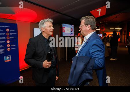 Le producteur néerlandais Marc van Warmerdam et le maire d'Ostende Bart Tommelein photographiés lors de la cérémonie de remise du prix Lifetime Achievement à l'intention des réalisateurs Van Warmerdam, avant la première de leur film 'NR 10' au 'Festival du film d'Ostende' 14th, festival du film à Ostende, mardi 08 mars 2022. BELGA PHOTO KURT DESPLENTER Banque D'Images