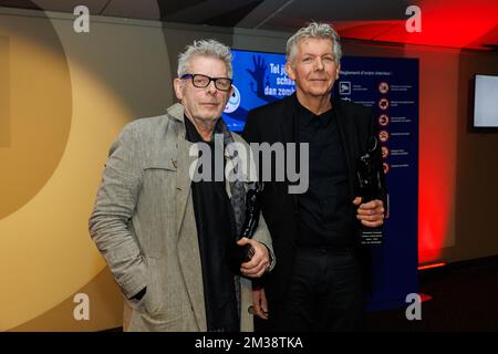 Le réalisateur néerlandais Alex van Warmerdam et son frère, le producteur Marc van Warmerdam photographiés lors de la cérémonie de remise du prix Lifetime Achievement à l'intention des réalisateurs Van Warmerdam, avant la première de leur film 'NR 10' au 'Festival du film Oostende' 14th, festival du film à Ostende, Mardi 08 mars 2022. BELGA PHOTO KURT DESPLENTER Banque D'Images