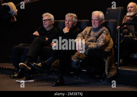 Le réalisateur néerlandais Alex van Warmerdam et son frère, le producteur Marc van Warmerdam et l'acteur Gene Bervoets photographiés lors de la cérémonie de remise du prix Lifetime Achievement aux réalisateurs Van Warmerdam, avant la première de leur film 'NR 10' au 'Festival du film Oostende' 14th, Festival du film à Ostende, mardi 08 mars 2022. BELGA PHOTO KURT DESPLENTER Banque D'Images