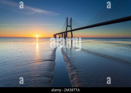 Un lever de soleil incroyable sur la rivière de Lisbonne. Le pont Vasco da Gama est un point de repère et l'un des plus longs ponts du monde. Paysage urbain. Le Portugal est un Banque D'Images