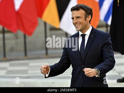 Le président de la France Emmanuel Macron en photo aux arrivées avant une réunion informelle des chefs d'État ou de gouvernement de l'Union européenne, pour discuter des conséquences de l'invasion russe en Ukraine, à Versailles, près de Paris, en France, le jeudi 10 mars 2022. BELGA PHOTO ERIC LALMAND Banque D'Images