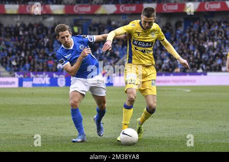 Le joueur de Genk et le joueur de STVV Wolke Janssens photographiés en action lors d'un match de football entre KRC Genk et Sint-Truidense VV, dimanche 13 mars 2022 à Genk, le 31 jour de la première division du championnat belge « Jupiler Pro League » 2021-2022. BELGA PHOTO JOHAN EYCKENS Banque D'Images