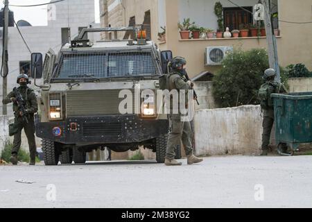 Naplouse, Palestine. 14th décembre 2022. Les forces de l'armée israélienne entourent une maison de Palestiniens recherchés lors d'un raid dans le village de Salem, à l'est de Naplouse, en Cisjordanie occupée. Crédit : SOPA Images Limited/Alamy Live News Banque D'Images