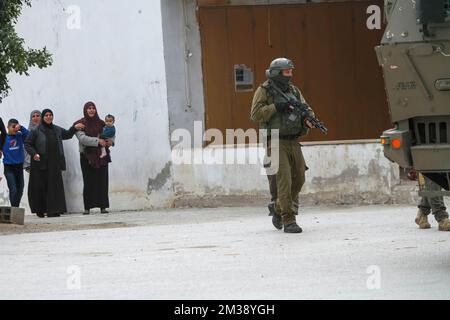 Naplouse, Palestine. 14th décembre 2022. Les forces de l'armée israélienne entourent une maison de Palestiniens recherchés lors d'un raid dans le village de Salem, à l'est de Naplouse, en Cisjordanie occupée. Crédit : SOPA Images Limited/Alamy Live News Banque D'Images