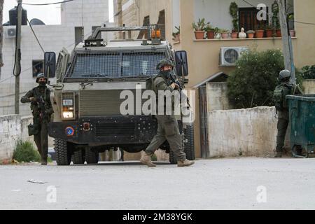 Naplouse, Palestine. 14th décembre 2022. Les forces de l'armée israélienne entourent une maison de Palestiniens recherchés lors d'un raid dans le village de Salem, à l'est de Naplouse, en Cisjordanie occupée. Crédit : SOPA Images Limited/Alamy Live News Banque D'Images