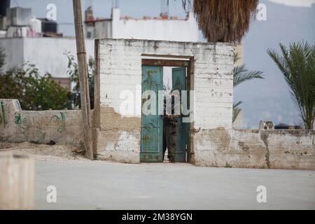 Naplouse, Palestine. 14th décembre 2022. Les forces de l'armée israélienne entourent une maison de Palestiniens recherchés lors d'un raid dans le village de Salem, à l'est de Naplouse, en Cisjordanie occupée. Crédit : SOPA Images Limited/Alamy Live News Banque D'Images