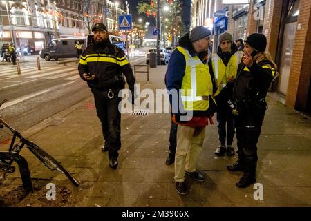 ROTTERDAM - volontaires et police avec des supporters marocains de football après la demi-finale du match entre le Maroc et la France à la coupe du monde au Qatar. ANP JEFFREY GROENEWEG pays-bas hors - belgique hors Banque D'Images