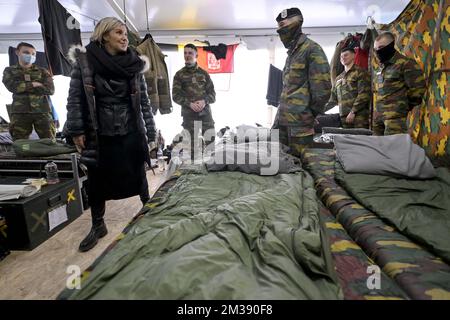 Le ministre de la Défense, Ludiviny Dedonder, photographié lors d'une visite du ministre belge de la Défense, Dedonder, au détachement de l'armée belge à Constanta, dans la mer Noire en Roumanie, le mardi 15 mars 2022. Le total des troupes belges est d'environ 160 et comprend les troupes terrestres, les personnes responsables du soutien logistique et des services médicaux. BELGA PHOTO DIRK WAEM Banque D'Images