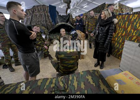 Le ministre de la Défense, Ludiviny Dedonder, photographié lors d'une visite du ministre belge de la Défense, Dedonder, au détachement de l'armée belge à Constanta, dans la mer Noire en Roumanie, le mardi 15 mars 2022. Le total des troupes belges est d'environ 160 et comprend les troupes terrestres, les personnes responsables du soutien logistique et des services médicaux. BELGA PHOTO DIRK WAEM Banque D'Images