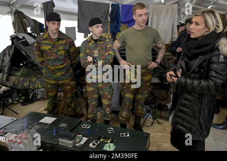 Le ministre de la Défense, Ludiviny Dedonder, photographié lors d'une visite du ministre belge de la Défense, Dedonder, au détachement de l'armée belge à Constanta, dans la mer Noire en Roumanie, le mardi 15 mars 2022. Le total des troupes belges est d'environ 160 et comprend les troupes terrestres, les personnes responsables du soutien logistique et des services médicaux. BELGA PHOTO DIRK WAEM Banque D'Images