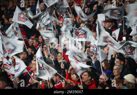 Les supporters de lille photographiés lors du match de retour de l'UEFA Champions League 1/8 entre l'équipe française de football LOSC Lille et le FC anglais Chelsea, mercredi 16 mars 2022 à Lille. BELGA PHOTO VIRGINIE LEFOUR Banque D'Images