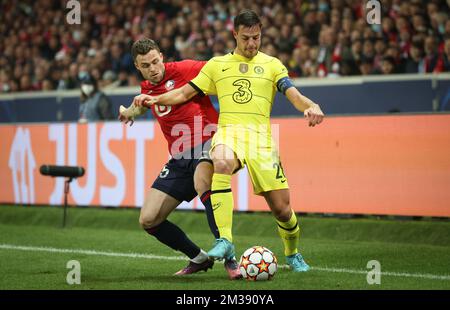 Andreas Christensen de Chelsea et Cesar Azpilicueta de Chelsea se battent pour le ballon lors du match de retour de la finale a UEFA Champions League 1/8 entre l'équipe française de football LOSC Lille et le FC anglais Chelsea, mercredi 16 mars 2022 à Lille, France. BELGA PHOTO VIRGINIE LEFOUR Banque D'Images