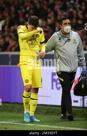 Andreas Christensen, de Chelsea, quitte le terrain après avoir été blessé lors du match de retour de la Ligue des champions de l'UEFA 1/8 entre l'équipe française de football LOSC Lille et le FC anglais Chelsea, le mercredi 16 mars 2022 à Lille. BELGA PHOTO VIRGINIE LEFOUR Banque D'Images