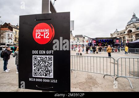 L'illustration montre un signe avec un code QR pour donner de l'argent à la radio show pour la campagne de solidarité 'Ukraine 12-12' par VRT, DPG Media, SBS et Mediahuis sur les Groenplaats à Anvers, jeudi 17 mars 2022. Pendant 14 heures, de 6,00 à 21,00, la radio en direct sera diffusée à radio 2, MNM, Studio Brussel, Qmusic, Joe et Nostalgie. L'émission de radio fait partie de la campagne de solidarité "Oekraine 12-12" de VRT, DPG Media, SBS et Mediahuis pour collecter de l'argent et appeler à l'aide pour l'Ukraine. Il y a un spectacle commun en direct dans la soirée sur een, VTM et Play4. BELGA PHOTO JONAS ROOSENS Banque D'Images