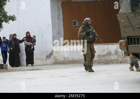 Naplouse, Palestine. 14th décembre 2022. Les forces de l'armée israélienne entourent une maison de Palestiniens recherchés lors d'un raid dans le village de Salem, à l'est de Naplouse, en Cisjordanie occupée. (Photo de Nasser Ishtayeh/SOPA Images/Sipa USA) crédit: SIPA USA/Alay Live News Banque D'Images