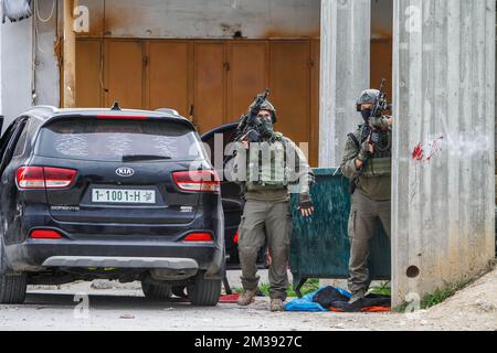 Naplouse, Palestine. 14th décembre 2022. Les forces de l'armée israélienne entourent une maison de Palestiniens recherchés lors d'un raid dans le village de Salem, à l'est de Naplouse, en Cisjordanie occupée. (Photo de Nasser Ishtayeh/SOPA Images/Sipa USA) crédit: SIPA USA/Alay Live News Banque D'Images