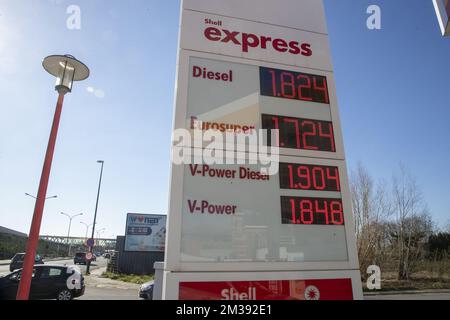 L'illustration montre une station de remplissage à Bruxelles, le samedi 19 mars 2022. Le prix du carburant diesel a atteint 2,2 euros par litre mais grâce à de nouvelles mesures, le prix est en baisse de deux euros. BELGA PHOTO NICOLAS MATERLINCK Banque D'Images