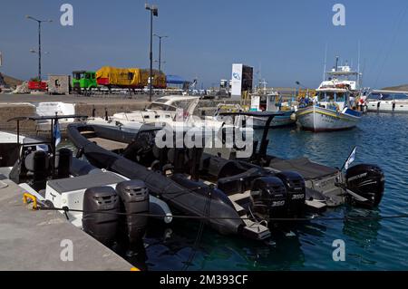 Bateaux pneumatiques à moteur avec moteurs hors-bord au port, île de Tilos au large de Rhodes. Vues 2022. Mai Banque D'Images