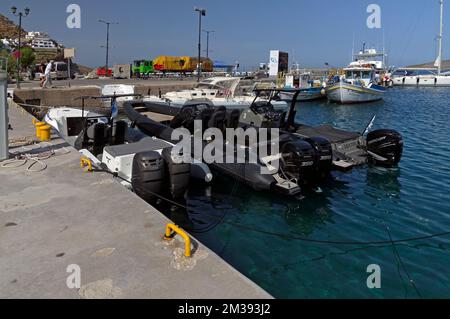 Bateaux pneumatiques à moteur avec moteurs hors-bord au port, île de Tilos au large de Rhodes. Vues 2022. Mai Banque D'Images