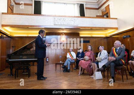 Bernard de Launoit, directeur général de la chapelle musicale, Waterloo, Florence Reuter, maire, la reine Mathilde de Belgique, la première dame autrichienne Doris Schmigauer et Gilles Mahieu, gouverneur de la province du Brabant wallon, photographiés lors d'une visite à la chapelle musicale de la reine Elisabeth à Waterloo, Partie de la visite d'État de trois jours du Président autrichien et de sa femme en Belgique, le lundi 21 mars 2022. BELGA PHOTO BENOIT DOPPAGNE Banque D'Images