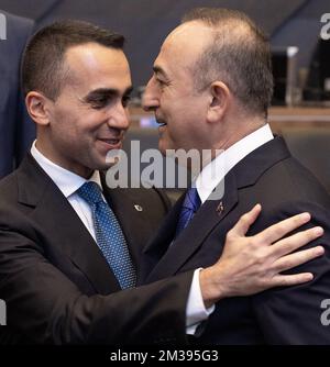 Le ministre italien des Affaires étrangères Luigi Di Maio et le ministre turc des Affaires étrangères Mevlut Cavusoglu photographiés lors d'un sommet extraordinaire de l'alliance militaire de l'OTAN (Organisation du Traité de l'Atlantique Nord), le jeudi 24 mars 2022, à Bruxelles. BELGA PHOTO BENOIT DOPPAGNE Banque D'Images