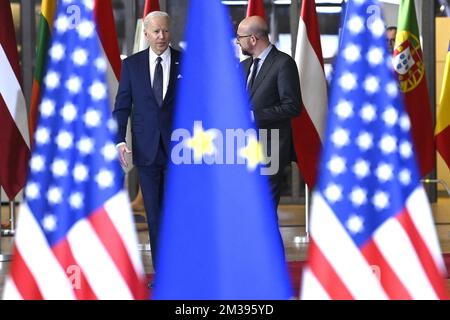 Le président AMÉRICAIN Joe Biden et le président du Conseil européen Charles Michel ont vu à travers les drapeaux européens et américains, alors qu'ils arrivent pour une réunion du conseil européen, à Bruxelles, le jeudi 24 mars 2022, au siège de l'Union européenne à Bruxelles. Le Conseil européen examinera l'agression militaire russe contre l'Ukraine, la sécurité et la défense, l'énergie, les questions économiques, la COVID-19 et les relations extérieures. BELGA PHOTO POOL DIDIER LEBRUN Banque D'Images