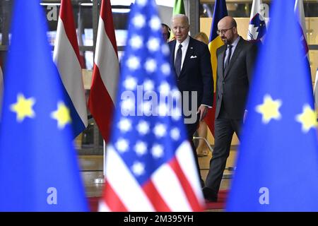 Le président AMÉRICAIN Joe Biden et le président du Conseil européen Charles Michel ont vu à travers les drapeaux européens et américains, alors qu'ils arrivent pour une réunion du conseil européen, à Bruxelles, le jeudi 24 mars 2022, au siège de l'Union européenne à Bruxelles. Le Conseil européen examinera l'agression militaire russe contre l'Ukraine, la sécurité et la défense, l'énergie, les questions économiques, la COVID-19 et les relations extérieures. BELGA PHOTO POOL DIDIER LEBRUN Banque D'Images