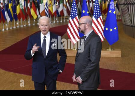 Le président AMÉRICAIN Joe Biden et le président du Conseil européen Charles Michel sont vus devant les drapeaux européens et américains, alors qu'ils arrivent pour une réunion du conseil européen, à Bruxelles, le jeudi 24 mars 2022, au siège de l'Union européenne à Bruxelles. Le Conseil européen examinera l'agression militaire russe contre l'Ukraine, la sécurité et la défense, l'énergie, les questions économiques, la COVID-19 et les relations extérieures. BELGA PHOTO POOL DIDIER LEBRUN Banque D'Images