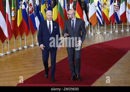 Le président AMÉRICAIN Joe Biden et le président du Conseil européen Charles Michel ont vu à travers les drapeaux européens et américains, alors qu'ils arrivent pour une réunion du conseil européen, à Bruxelles, le jeudi 24 mars 2022, au siège de l'Union européenne à Bruxelles. Le Conseil européen examinera l'agression militaire russe contre l'Ukraine, la sécurité et la défense, l'énergie, les questions économiques, la COVID-19 et les relations extérieures. BELGA PHOTO POOL DIDIER LEBRUN Banque D'Images